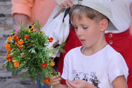 Яблочный спас: одесситы освящают фрукты, мед и цветы в храмах (фоторепортаж)