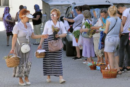 Яблочный спас: одесситы освящают фрукты, мед и цветы в храмах (фоторепортаж)
