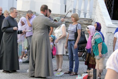 Яблочный спас: одесситы освящают фрукты, мед и цветы в храмах (фоторепортаж)