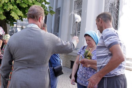 Яблочный спас: одесситы освящают фрукты, мед и цветы в храмах (фоторепортаж)