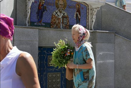 Яблочный спас: одесситы освящают фрукты, мед и цветы в храмах (фоторепортаж)