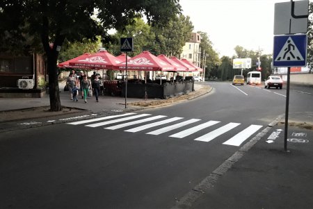 В центре и на Молдаванке обновляют дорожную разметку перед учебными заведениями (фото)