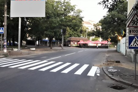 В центре и на Молдаванке обновляют дорожную разметку перед учебными заведениями (фото)