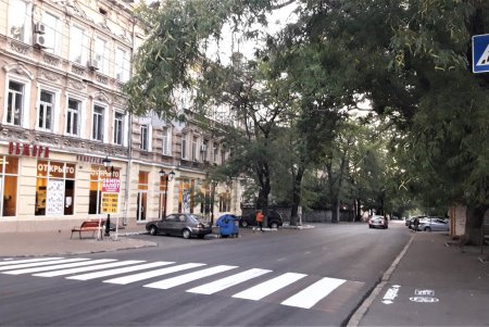 В центре и на Молдаванке обновляют дорожную разметку перед учебными заведениями (фото)