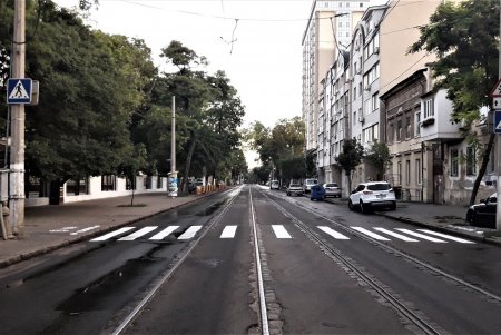В центре и на Молдаванке обновляют дорожную разметку перед учебными заведениями (фото)