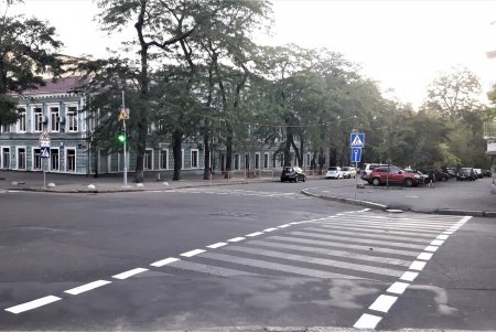 В центре и на Молдаванке обновляют дорожную разметку перед учебными заведениями (фото)