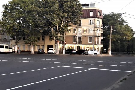 В центре и на Молдаванке обновляют дорожную разметку перед учебными заведениями (фото)