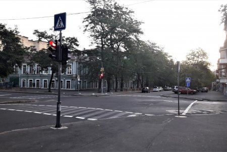 В центре и на Молдаванке обновляют дорожную разметку перед учебными заведениями (фото)