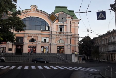 В центре и на Молдаванке обновляют дорожную разметку перед учебными заведениями (фото)