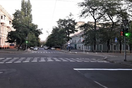 В центре и на Молдаванке обновляют дорожную разметку перед учебными заведениями (фото)