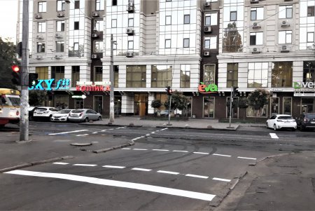 В центре и на Молдаванке обновляют дорожную разметку перед учебными заведениями (фото)