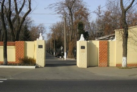 На Западном кладбище обустроили дорогу и реконструировали водопровод (фото)