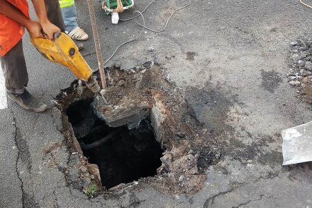 Вандалы ломают решетки дождеприемников и крышки смотровых колодцев (фото)