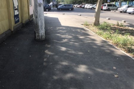 Проводится ремонт тротуара на Бугаевке  (фото)
