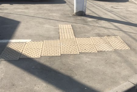 Проводится ремонт тротуара на Бугаевке  (фото)