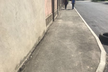 Проводится ремонт тротуара на Бугаевке  (фото)