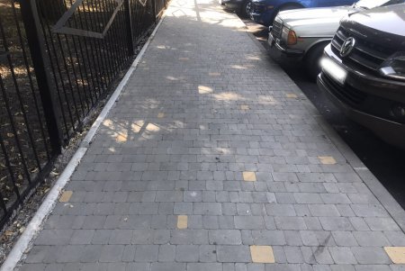 Проводится ремонт тротуара на Бугаевке  (фото)