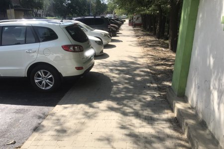 Проводится ремонт тротуара на Бугаевке  (фото)