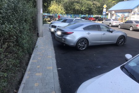 Проводится ремонт тротуара на Бугаевке  (фото)