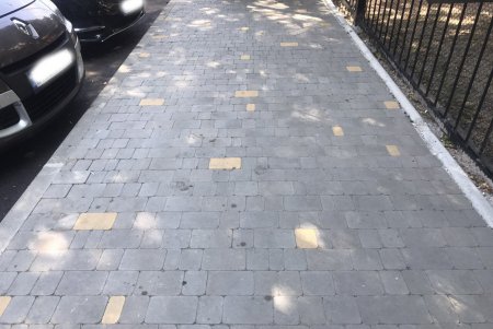 Проводится ремонт тротуара на Бугаевке  (фото)