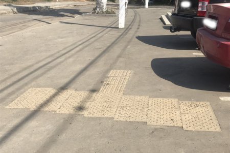 Проводится ремонт тротуара на Бугаевке  (фото)