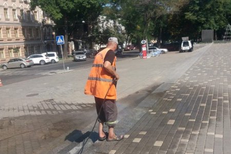 Коммунальщики вымыли Ивановский путепровод и плитку возле памятника Шевченко