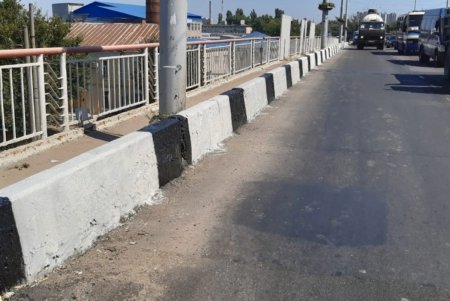 Коммунальщики вымыли Ивановский путепровод и плитку возле памятника Шевченко