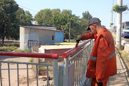 Коммунальщики вымыли Ивановский путепровод и плитку возле памятника Шевченко