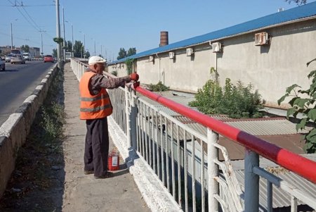 Коммунальщики вымыли Ивановский путепровод и плитку возле памятника Шевченко