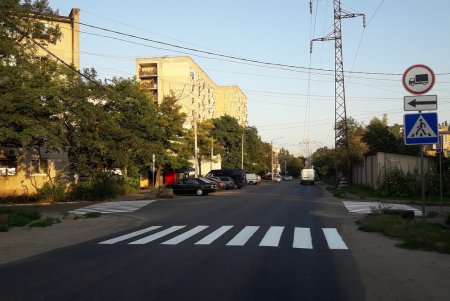 Возле школ на Академика Филатова обновили дорожную разметку (фото)