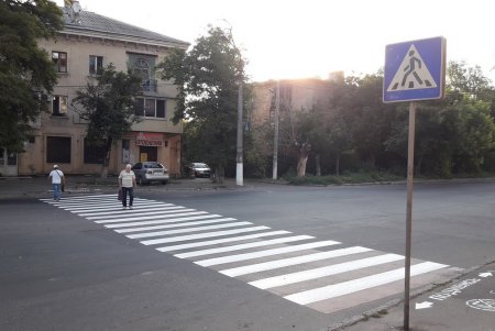 Возле школ на Академика Филатова обновили дорожную разметку (фото)