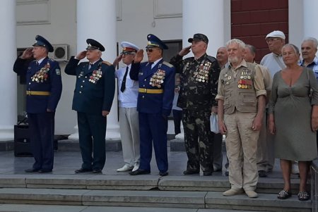 На Думской площади прошла церемония торжественного поднятия Государственного флага Украины (фото)