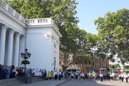 На Думской площади прошла церемония торжественного поднятия Государственного флага Украины (фото)