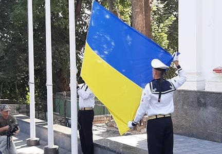 На Думской площади прошла церемония торжественного поднятия Государственного флага Украины (фото)