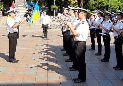 На Думской площади прошла церемония торжественного поднятия Государственного флага Украины (фото)