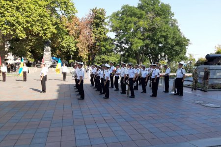 На Думской площади прошла церемония торжественного поднятия Государственного флага Украины (фото)