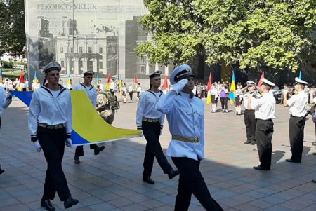 На Думской площади прошла церемония торжественного поднятия Государственного флага Украины (фото)