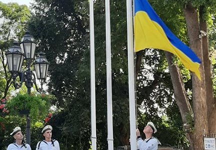 На Думской площади прошла церемония торжественного поднятия Государственного флага Украины (фото)