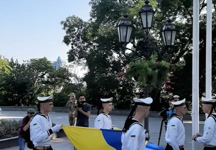 На Думской площади прошла церемония торжественного поднятия Государственного флага Украины (фото)