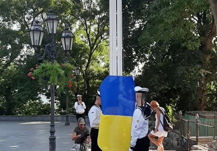 На Думской площади прошла церемония торжественного поднятия Государственного флага Украины (фото)