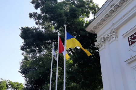 На Думской площади прошла церемония торжественного поднятия Государственного флага Украины (фото)