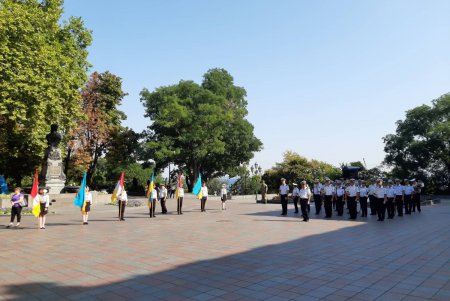 На Думской площади прошла церемония торжественного поднятия Государственного флага Украины (фото)
