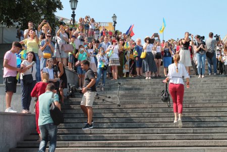 Огромный 28-метровый флаг Украины развернули на Потемкинской лестнице (фото)