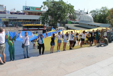 Огромный 28-метровый флаг Украины развернули на Потемкинской лестнице (фото)