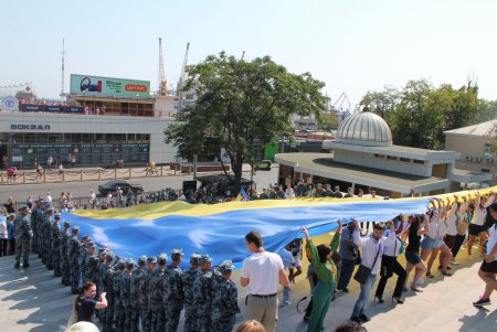 Огромный 28-метровый флаг Украины развернули на Потемкинской лестнице (фото)