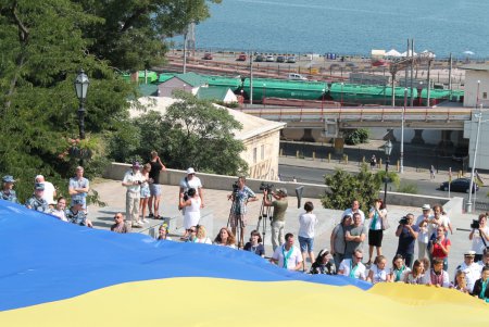 Огромный 28-метровый флаг Украины развернули на Потемкинской лестнице (фото)