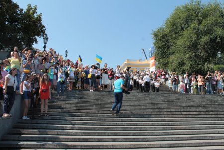 Огромный 28-метровый флаг Украины развернули на Потемкинской лестнице (фото)