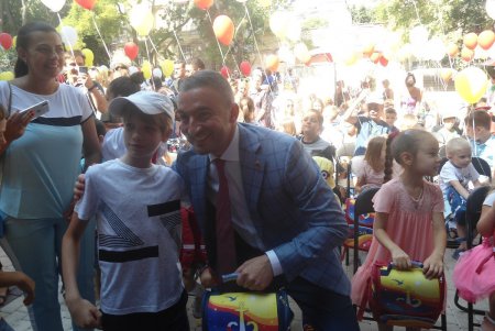 Первоклассникам Приморского района из семей льготных категорий подарили рюкзаки с канцелярскими принадлежностями (фото)