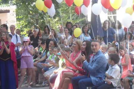Первоклассникам Приморского района из семей льготных категорий подарили рюкзаки с канцелярскими принадлежностями (фото)
