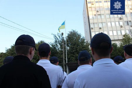 Флешмоб ко Дню флага от одесских патрульных: пешеходам и водителям дарили ленты с государственной символикой (фото)
